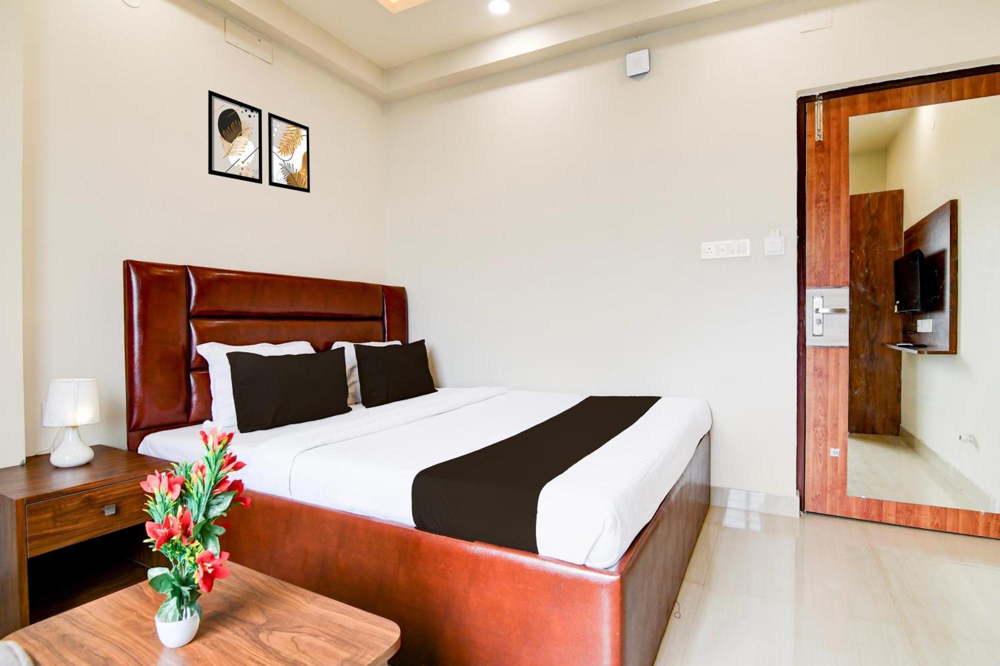 Super Townhouse Kaikhali Near Airport Calcutta Exterior foto
