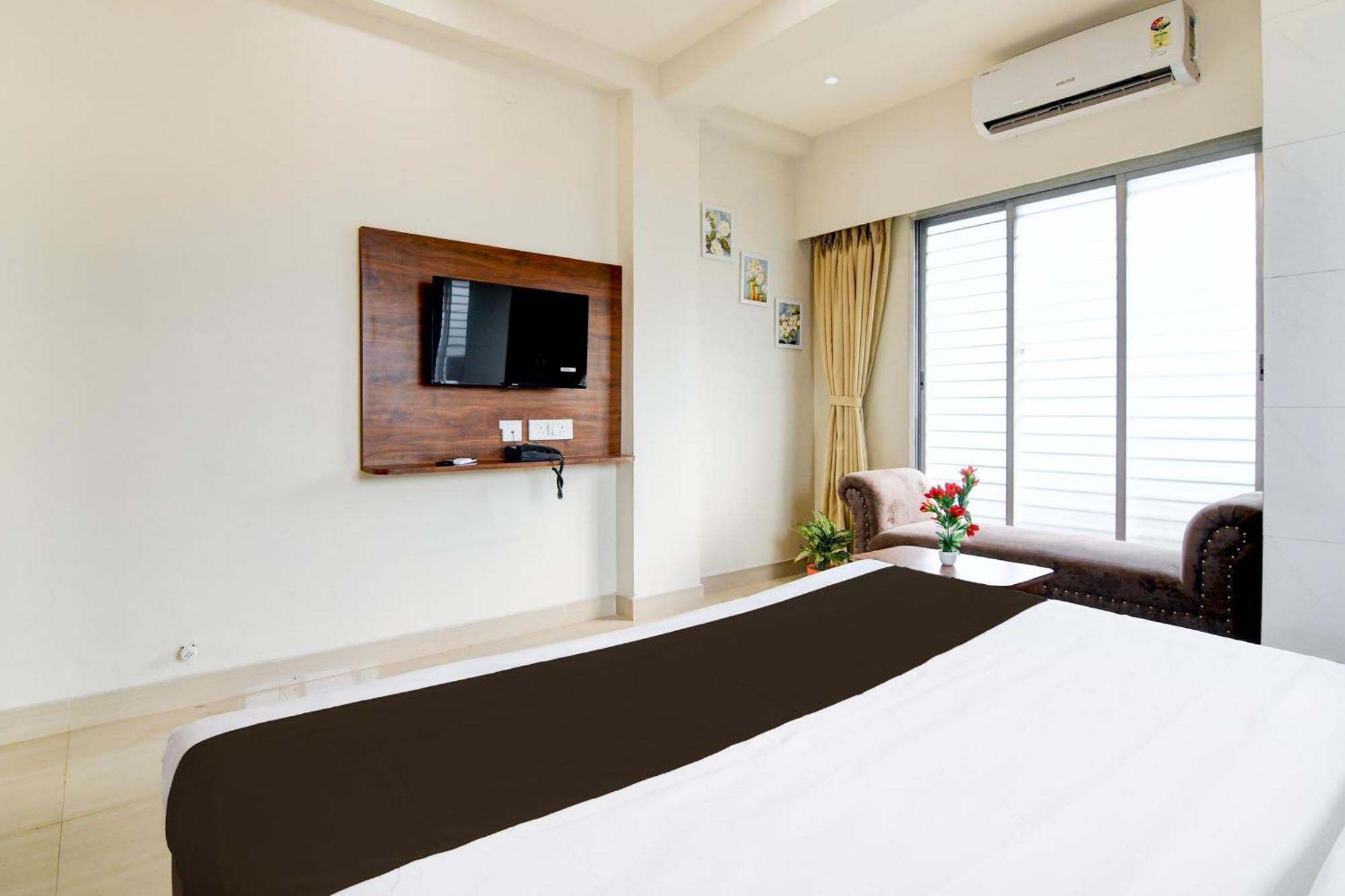 Super Townhouse Kaikhali Near Airport Calcutta Exterior foto