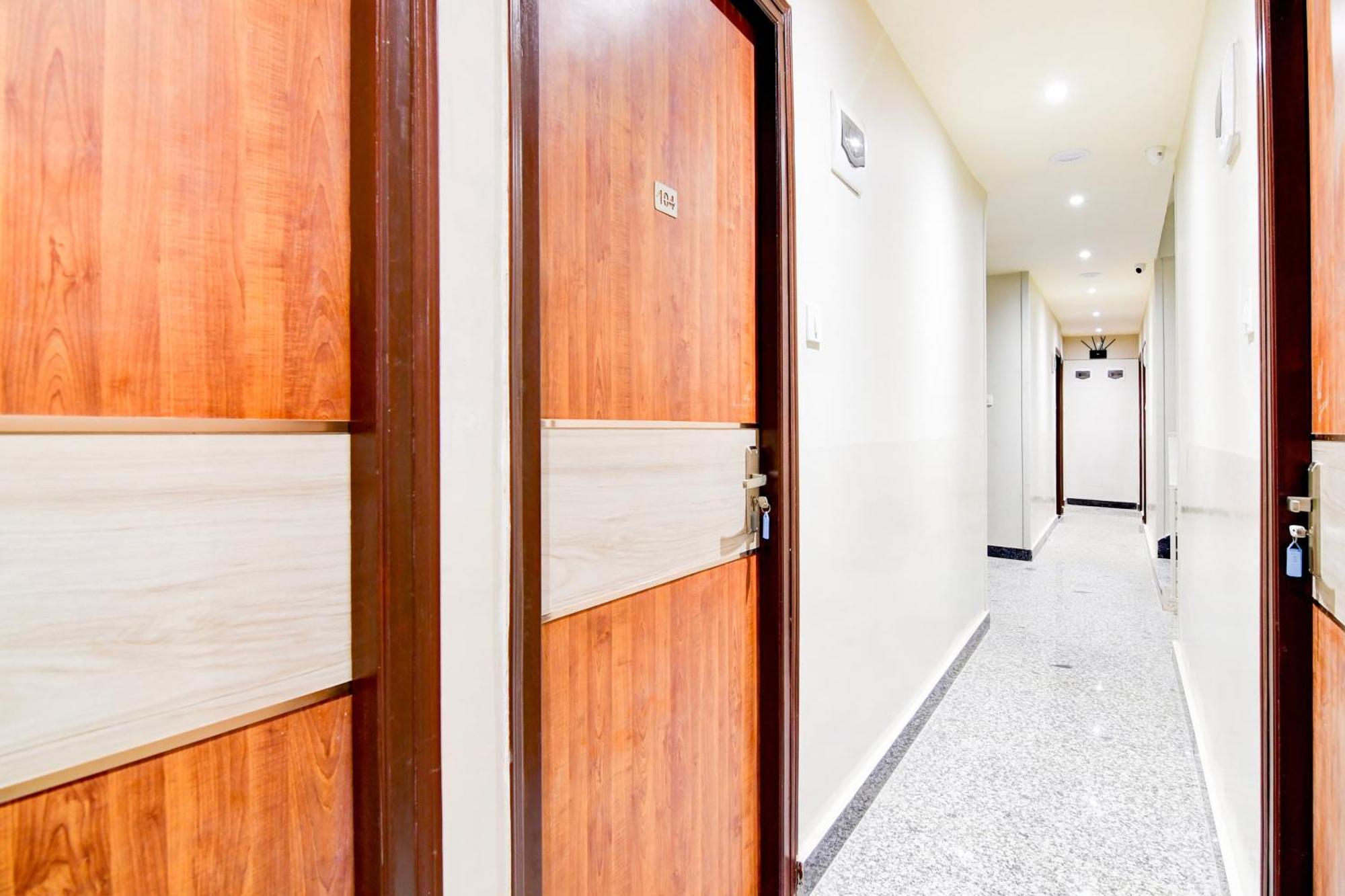 Super Townhouse Kaikhali Near Airport Calcutta Exterior foto