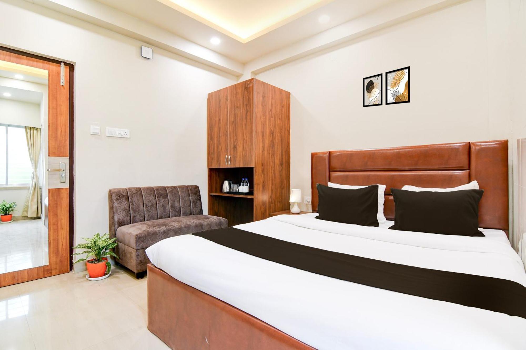 Super Townhouse Kaikhali Near Airport Calcutta Exterior foto