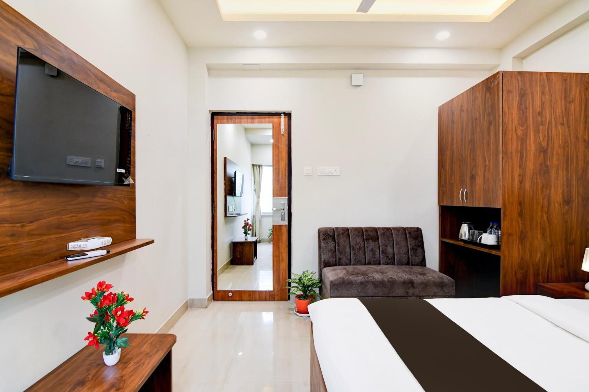 Super Townhouse Kaikhali Near Airport Calcutta Exterior foto